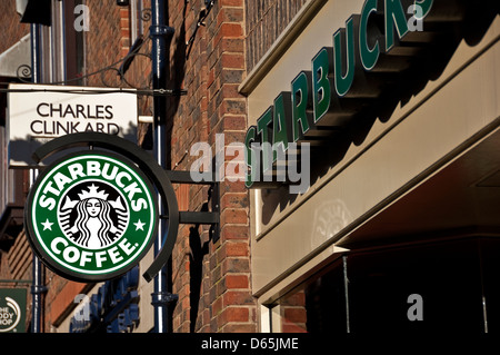 Nahaufnahme des Hinweisschilds für Starbucks Coffee Shop Cafe Store York North Yorkshire England Vereinigtes Königreich GB Großbritannien Stockfoto