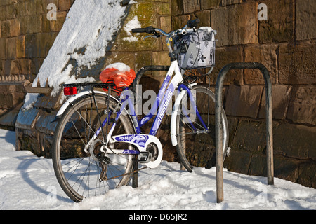 Nahaufnahme des Radfahrrades, das im Winter in York North Yorkshire England Großbritannien GB Großbritannien geparkt wurde Stockfoto