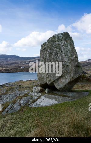 Ausgleich von massiven Fels steht allein auf der Isle of Harris Stockfoto