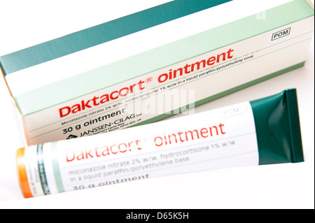 Daktacort Salbe (Miconazolnitrat) Hydrocortison-Steroid Creme zur Behandlung von entzündeten Bedingungen Dermatitis Ekzeme Stockfoto