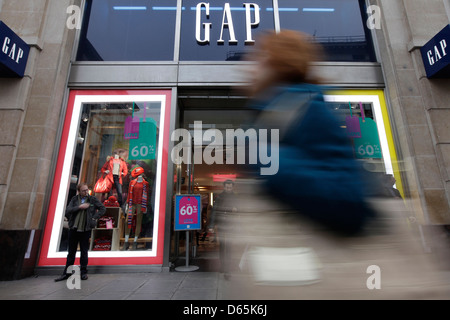 Vertrieb und Kunden in der Londoner Oxford Street und Regent Street, heute (12.06.2012), Weihnachts-shopping in der Nachmahd des Haushalts Stockfoto