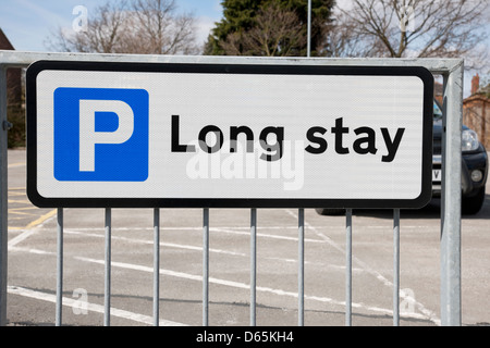 Nahaufnahme des Parkplatzschilds für Langzeitparkplätze England GB Vereinigtes Königreich GB Großbritannien Stockfoto