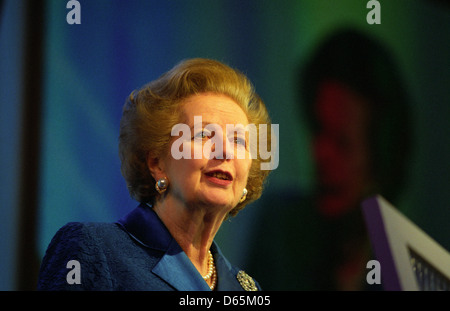 Baronin Margaret Thatcher, ehemaliger Premierminister, William Hague dann Tory Führer während der Wahlen von 2001 zu unterstützen Stockfoto