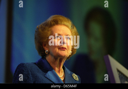 Baronin Margaret Thatcher, ehemaliger Premierminister, William Hague dann Tory Führer während der Wahlen von 2001 zu unterstützen Stockfoto