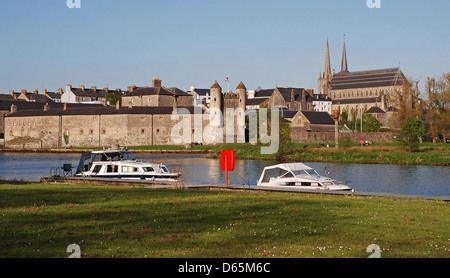 Enniskillen Castle mit Wassertor, Lough Erne, St Michaels Roman Catholic Church, Enniskillen, Fermanagh, Nordirland Stockfoto