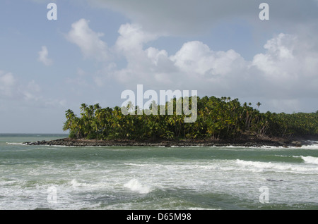 Französisches Überseegebiet, Französisch-Guayana, Heil Inseln. Ansicht der Teufelsinsel aus Ile Royale, berüchtigte Gefängnis beherbergt. Stockfoto