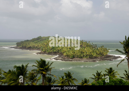 Französisches Überseegebiet, Französisch-Guayana, Heil Inseln. Ansicht der Teufelsinsel aus Ile Royale, berüchtigte Gefängnis beherbergt. Stockfoto