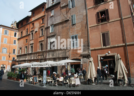 ROM, ITALIEN. Eine Straße und ein Café auf Via Santa Maria Del Pianto im ehemaligen jüdischen Ghetto-Viertel. 2013. Stockfoto