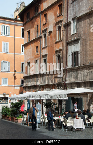 ROM, ITALIEN. Eine Straße und ein Café auf Via Santa Maria Del Pianto im ehemaligen jüdischen Ghetto-Viertel. 2013. Stockfoto