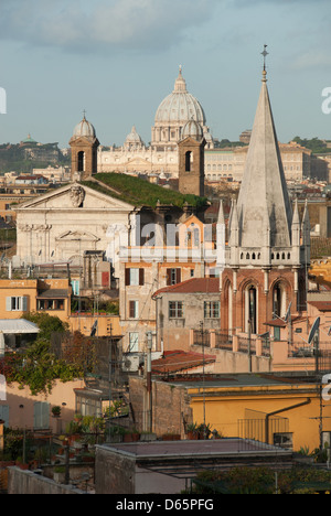 ROM, ITALIEN. Einen erhöhten Blick auf die Tridente Teil der Stadt mit der Basilika St. Peter in der Ferne. 2013. Stockfoto