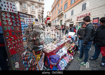 ROM, ITALIEN. Ein Souvenir-Stand auf dem Trevi-Brunnen. 2013. Stockfoto