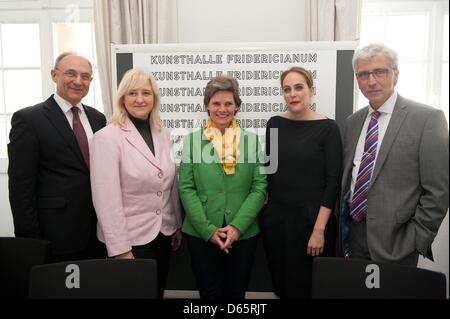 Schauspiel-Geschäftsführer der Documenta und Museum Fridericianum Event GmbH, Bernd Leifeld (L-R) steht neben hessischen Minister der Wissenschaft Eva kühne-Hörmann, neuer Geschäftsführer der Documenta Annette Kulenkampff, neuer künstlerischer Leiter der Kunsthalle Fridericianum Susanne Pfeffer und Bürgermeister von Kassel Bertram Hilgen in Kassel, Deutschland, 12. April 2013. Foto: Uwe Zucchi Stockfoto