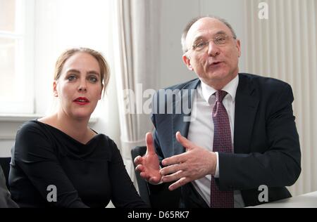 Neuer künstlerischer Leiter der Kunsthalle Fridericianum, Susanne Pfeffer (L), sitzt neben handelnden Geschäftsführer der Documenta und Museum Fridericianum Event GmbH, Bernd Leifeld Im Kassel, Deutschland, 12. April 2013. Foto: Uwe Zucchi Stockfoto