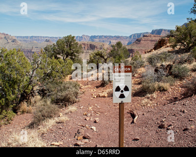 Grand Canyon National Park, Arizona - ein Zeichen warnt Wanderer von einem alten mir auf Hufeisen Mesa aufgrund von Strahlung Bedenken. Stockfoto