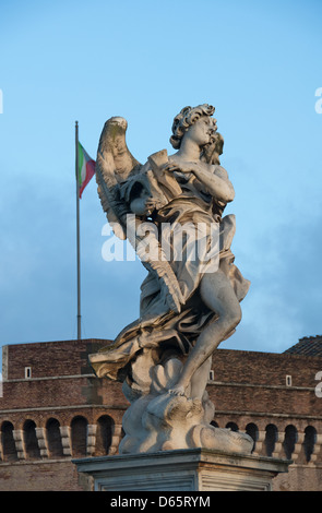 ROM, ITALIEN. Einer der Berninis Stein Engel auf der Ponte Sant' Angelo. 2013. Stockfoto