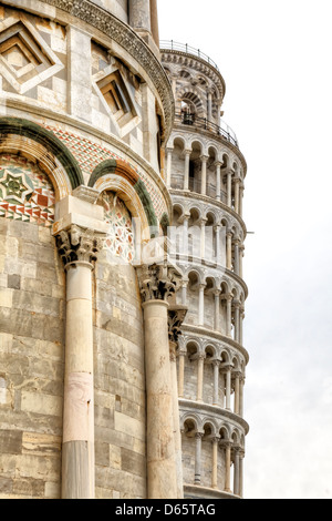 Detailansicht von den schiefen Turm und dem Dom in Pisa Stockfoto