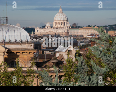 ROM, ITALIEN. Einen erhöhten Blick auf die Tridente Teil der Stadt mit der Basilika St. Peter in der Ferne. 2013. Stockfoto