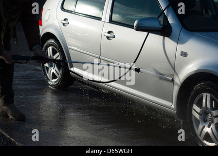 Mann Silber Autowäsche bei Jet Wash Parkservice Stockfoto