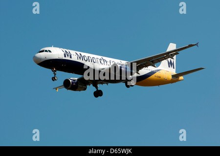 Monarch Airbus A321 nähert sich Birmingham Airport Stockfoto