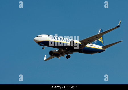 Ryanair Boeing 737-800 nähert sich Birmingham Airport Stockfoto