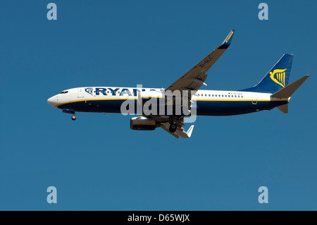 Ryanair Boeing 737-800 nähert sich Birmingham Airport Stockfoto