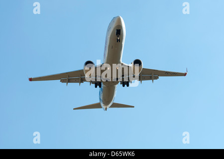 Türkische Fluggesellschaft Boeing 737 (TC-JYI) herannahenden Birmingham Airport Stockfoto