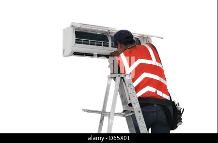 Junge Handwerker eine ductless Sendern Klimaanlage Befestigungssystem. Reale situation Stockfoto