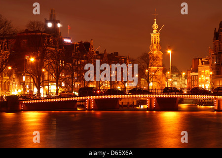 Amsterdam bei Nacht mit dem Munt Tower in den Niederlanden Stockfoto