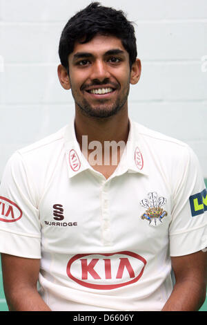 London, England, Vereinigtes Königreich. 12. April 2013.   Arun Harinath von Surrey CCC Surrey Medien tagsüber aus dem Oval. Bildnachweis: Aktion Plus Sportbilder / Alamy Live News Stockfoto