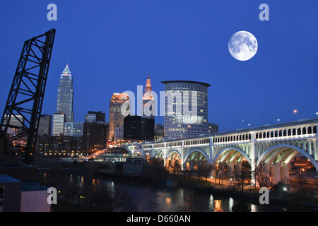 CUYAHOGA RIVER SIEDLER LANDING PARK SKYLINE VON DOWNTOWN CLEVELAND OHIO USA Stockfoto