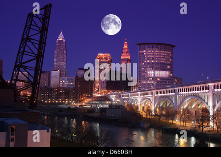 CUYAHOGA RIVER SIEDLER LANDING PARK SKYLINE VON DOWNTOWN CLEVELAND OHIO USA Stockfoto