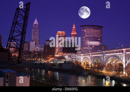 CUYAHOGA RIVER SIEDLER LANDING PARK SKYLINE VON DOWNTOWN CLEVELAND OHIO USA Stockfoto