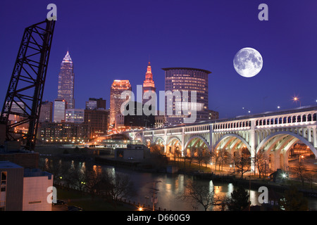 CUYAHOGA RIVER SIEDLER LANDING PARK SKYLINE VON DOWNTOWN CLEVELAND OHIO USA Stockfoto