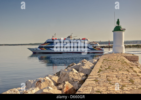 Schiff verlassen Hafen Porec Kroatien Stockfoto