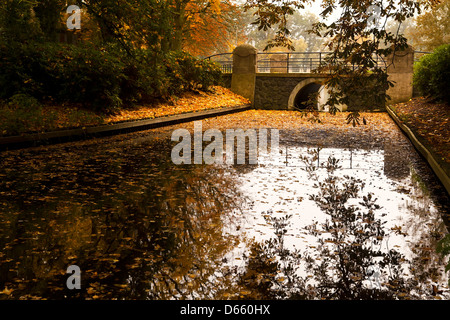 alte Steinbrücke über Kanal Stockfoto