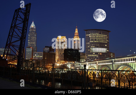 CUYAHOGA RIVER SIEDLER LANDING PARK SKYLINE VON DOWNTOWN CLEVELAND OHIO USA Stockfoto