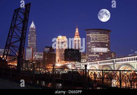 CUYAHOGA RIVER SIEDLER LANDING PARK SKYLINE VON DOWNTOWN CLEVELAND OHIO USA Stockfoto