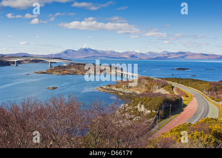 SKYE-BRÜCKE MIT SNOW CAPPED CUILLIN GEBIRGE UND LOCH ALSH AUF EINEN FRÜHEN FRÜHLING IN DEN WESTLICHEN HIGHLANDS VON SCHOTTLAND Stockfoto