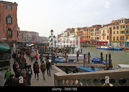 Blick von der Rialto-Brücke auf den belebten Canal die bunten Altbauten und Vaporetto oder Wasser Busse von Venedig Italien Stockfoto