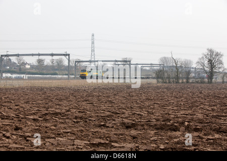 Container Fracht Reisen entlang der West Coast Mainline Railway durch die Midlands. Intermodaler Verkehr genannt. Stockfoto