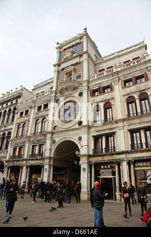 Der Torre Orologio oder Uhrturm in Markusplatz oder Piazza San Marco Venice Italy Stockfoto