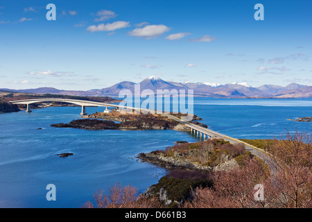 SKYE-BRÜCKE ÜBER DIE KYLE LOCH ALSH AUF EINEN FRÜHEN FRÜHLINGSTAG MIT SCHNEE BEDECKT CULLINS IM HINTERGRUND Stockfoto