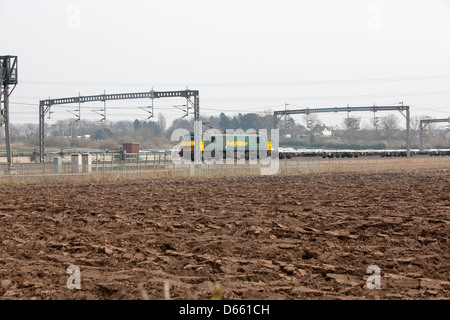 Container Fracht Reisen entlang der West Coast Mainline Railway durch die Midlands. Intermodaler Verkehr genannt. Stockfoto