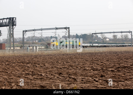 Container Fracht Reisen entlang der West Coast Mainline Railway durch die Midlands. Intermodaler Verkehr genannt. Stockfoto