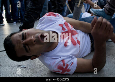 Athen, Griechenland, 12. April 2013. Ägyptischen koptischen Christen leben in Athen protestieren gegen Gewalt, die vor kurzem von den koptischen Christen in Ägypten. Sie inszeniert ein Spiel mit gewalttätigen Übergriffen und danach in griechischen und ägyptischen Sprachen beteten. Bildnachweis: Nikolas Georgiou / Alamy Live News Stockfoto