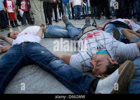 Athen, Griechenland, 12. April 2013. Ägyptischen koptischen Christen leben in Athen protestieren gegen Gewalt, die vor kurzem von den koptischen Christen in Ägypten. Sie inszeniert ein Spiel mit gewalttätigen Übergriffen und danach in griechischen und ägyptischen Sprachen beteten. Bildnachweis: Nikolas Georgiou / Alamy Live News Stockfoto