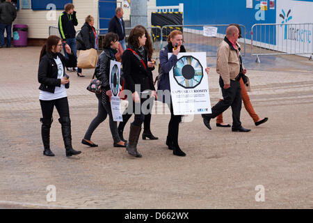 Bournemouth, UK. Freitag, 12. April 2013. Erfassen von Neugier - was würdest du tun, wenn Sie die Chance, welche Fänge Ihr Auge erfassen erhielten? Jeden Tag gehen wir vorbei an unglaubliche Schönheit, aber wir merken es oft nicht. Das Team erfassen Neugier erhalten Bürgerinnen und Bürger nehmen Sie ein Foto auf eine Einweg-Kamera – alle Fotos rund um Bournemouth erfasst werden am 19. April Credit ausgestellt: Carolyn Jenkins/Alamy Live News Stockfoto