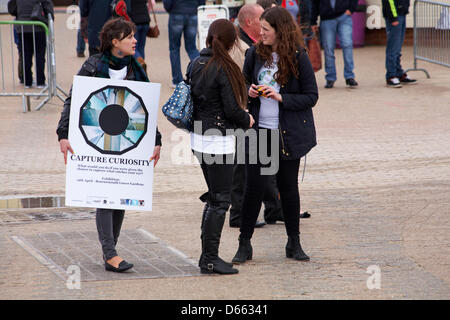 Bournemouth, UK. Freitag, 12. April 2013. Erfassen von Neugier - was würdest du tun, wenn Sie die Chance, welche Fänge Ihr Auge erfassen erhielten? Jeden Tag gehen wir vorbei an unglaubliche Schönheit, aber wir merken es oft nicht. Das Team erfassen Neugier erhalten Bürgerinnen und Bürger nehmen Sie ein Foto auf eine Einweg-Kamera – alle Fotos rund um Bournemouth erfasst am 19. April ausgestellt werden. Bildnachweis: Carolyn Jenkins/Alamy Live-Nachrichten Stockfoto