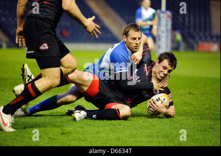 Edinburgh, Schottland. Freitag, 12. April 2013. Edinburghs Lee Jones während des Edinburgh V Connacht Rabodirect Pro12 Spiel Murrayfield Stadium in Angriff genommen wird. Bildnachweis: Colin Lunn / Alamy Live News Stockfoto