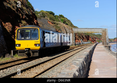 Klasse 143 143620 Pacer Diesel Triebzug mit einer lokalen Bahnservice in Exmouth an der Südküste säumen bei Dawlish Devon uk Stockfoto